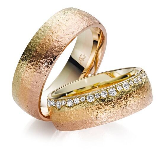 Gehamerde gouden ringen met diamanten