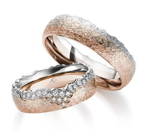 Roségouden ringen met structuur en diamanten